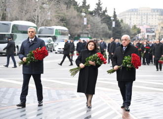 Dövlət və hökumət rəsmiləri Xocalı soyqırımı abidəsini ziyarət ediblər