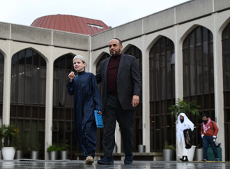 İngiltərəli atanın autizmli oğlu ilə "nifrətə qarşı şirniyyat" missiyası: Növbəti dayanacaq Türkiyədir