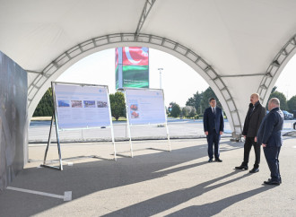 Prezident İlham Əliyev Bakıda məişət tullantıları daşıyan texnikalarla tanış olub