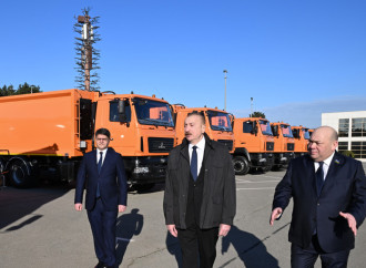 Prezident İlham Əliyev Bakıda məişət tullantıları daşıyan texnikalarla tanış olub