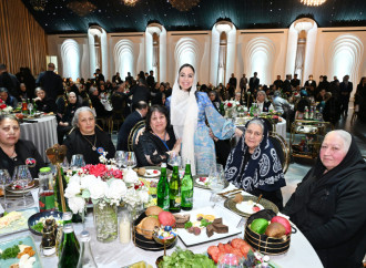 Heydər Əliyev Fondunun vitse-prezidenti Leyla Əliyeva şəhid ailələri ilə birlikdə iftar süfrəsində iştirak edib