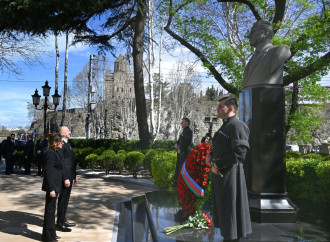Prezident İlham Əliyev və Birinci xanım Mehriban Əliyeva Tbilisidə Ümummilli Lider Heydər Əliyevin abidəsini ziyarət ediblər
