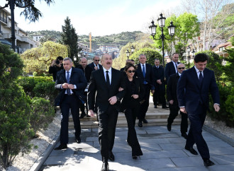 Prezident İlham Əliyev və Birinci xanım Mehriban Əliyeva Tbilisidə Ümummilli Lider Heydər Əliyevin abidəsini ziyarət ediblər