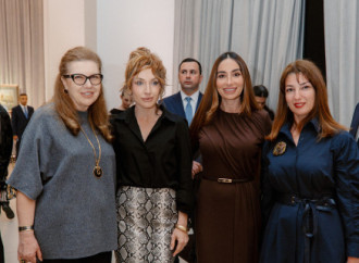 Leyla Əliyeva, Arzu Əliyeva və Alena Əliyeva “Art in Motion” sərgisini ziyarət ediblər