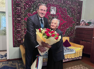 Səfir Qismət Gözəlov Aşqabadda yaşayan Böyük Vətən müharibəsi iştirakçısı Tahirə Əliyevanı təbrik edib