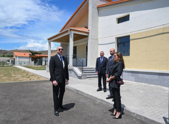 Prezident İlham Əliyev və Birinci xanım Mehriban Əliyeva Şükürbəyli kəndində fərdi evlərdə yaradılmış şəraitlə tanış olublar