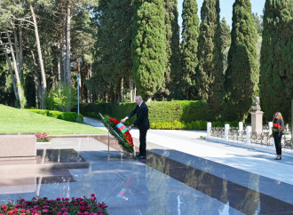 Prezident İlham Əliyev və Birinci xanım Mehriban Əliyeva Fəxri xiyabanda Ulu Öndər Heydər Əliyevin məzarını ziyarət ediblər