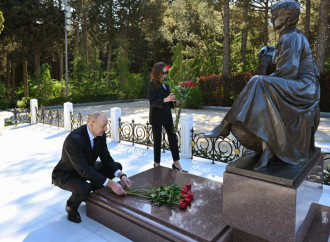 Prezident İlham Əliyev və Birinci xanım Mehriban Əliyeva Fəxri xiyabanda Ulu Öndər Heydər Əliyevin məzarını ziyarət ediblər