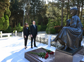 Prezident İlham Əliyev və Birinci xanım Mehriban Əliyeva Fəxri xiyabanda Ulu Öndər Heydər Əliyevin məzarını ziyarət ediblər