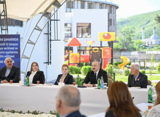 Prezident İlham Əliyev Zəngilan şəhərindəki ilk yaşayış kompleksinə köçən ailələrlə görüşüb