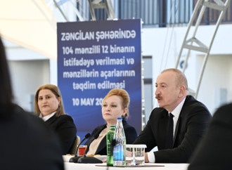 Prezident İlham Əliyev Zəngilan şəhərindəki ilk yaşayış kompleksinə köçən ailələrlə görüşüb