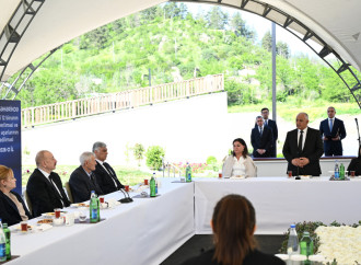 Prezident İlham Əliyev Zəngilan şəhərindəki ilk yaşayış kompleksinə köçən ailələrlə görüşüb