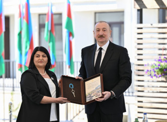 Prezident İlham Əliyev Zəngilan şəhərindəki ilk yaşayış kompleksinə köçən ailələrlə görüşüb