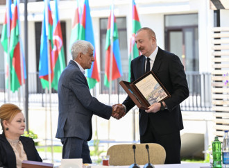 Prezident İlham Əliyev Zəngilan şəhərindəki ilk yaşayış kompleksinə köçən ailələrlə görüşüb