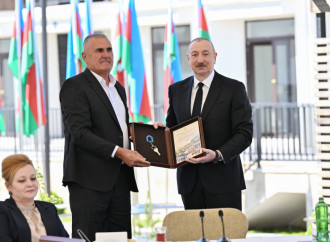 Prezident İlham Əliyev Zəngilan şəhərindəki ilk yaşayış kompleksinə köçən ailələrlə görüşüb