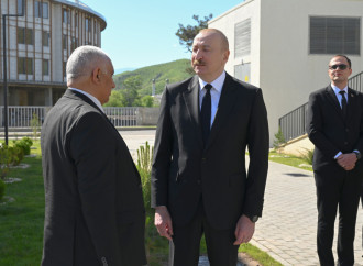 Prezident İlham Əliyev Zəngilan şəhərindəki ilk yaşayış kompleksinə köçən ailələrlə görüşüb