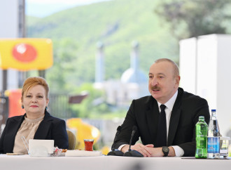 Prezident İlham Əliyev Zəngilan şəhərindəki ilk yaşayış kompleksinə köçən ailələrlə görüşüb