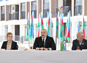 Prezident İlham Əliyev Zəngilan şəhərindəki ilk yaşayış kompleksinə köçən ailələrlə görüşüb