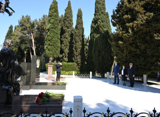 Dövlət və hökumət rəsmiləri Fəxri xiyabanda Ulu Öndərin xatirəsini anıblar