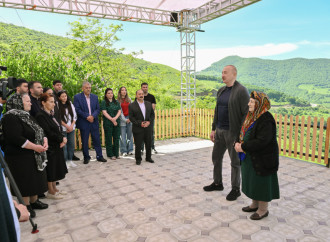 Prezident İlham Əliyev Şuşanın Böyük Qaladərəsi kəndində görülən işlərlə tanış olub, sakinlərlə görüşüb
