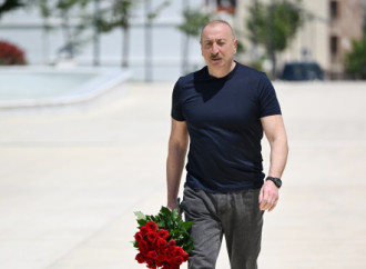 Prezident İlham Əliyev Xankəndi şəhərində Zəfər tağının önünə gül dəstələri düzüb