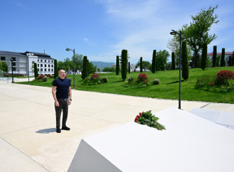 Prezident İlham Əliyev Xankəndi şəhərində Zəfər tağının önünə gül dəstələri düzüb