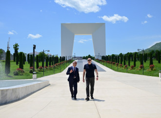Prezident İlham Əliyev Xankəndi şəhərində Zəfər tağının önünə gül dəstələri düzüb