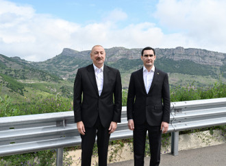 Azərbaycan Prezidenti İlham Əliyev və Türkmənistan Prezidenti Sərdar Berdiməhəmmədov Şuşanın Daşaltı kəndinin fonunda şəkil çəkdiriblər