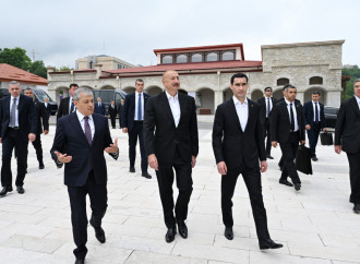 Prezident İlham Əliyev və Prezident Sərdar Berdiməhəmmədov Şuşada Azərbaycanın tanınmış şəxsiyyətlərinin işğal dövründə güllələnmiş büstlərinə baxıblar