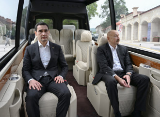Prezident İlham Əliyev və Prezident Sərdar Berdiməhəmmədov Şuşada Azərbaycanın tanınmış şəxsiyyətlərinin işğal dövründə güllələnmiş büstlərinə baxıblar