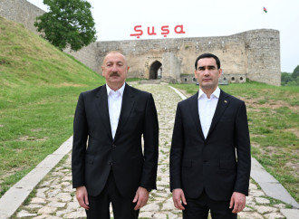 Prezident İlham Əliyev və Prezident Sərdar Berdiməhəmmədov Şuşada Azərbaycanın tanınmış şəxsiyyətlərinin işğal dövründə güllələnmiş büstlərinə baxıblar