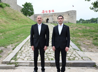 Prezident İlham Əliyev və Prezident Sərdar Berdiməhəmmədov Şuşada Azərbaycanın tanınmış şəxsiyyətlərinin işğal dövründə güllələnmiş büstlərinə baxıblar