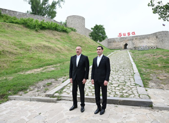 Prezident İlham Əliyev və Prezident Sərdar Berdiməhəmmədov Şuşada Azərbaycanın tanınmış şəxsiyyətlərinin işğal dövründə güllələnmiş büstlərinə baxıblar