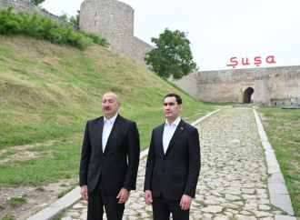 Prezident İlham Əliyev və Prezident Sərdar Berdiməhəmmədov Şuşada Azərbaycanın tanınmış şəxsiyyətlərinin işğal dövründə güllələnmiş büstlərinə baxıblar