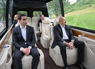 Prezident İlham Əliyev və Prezident Sərdar Berdiməhəmmədov Şuşada Azərbaycanın tanınmış şəxsiyyətlərinin işğal dövründə güllələnmiş büstlərinə baxıblar