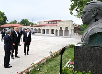 Prezident İlham Əliyev və Prezident Sərdar Berdiməhəmmədov Şuşada Azərbaycanın tanınmış şəxsiyyətlərinin işğal dövründə güllələnmiş büstlərinə baxıblar
