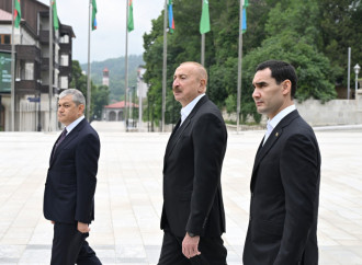 Prezident İlham Əliyev və Prezident Sərdar Berdiməhəmmədov Şuşada Azərbaycanın tanınmış şəxsiyyətlərinin işğal dövründə güllələnmiş büstlərinə baxıblar