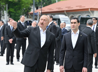 Prezident İlham Əliyev və Prezident Sərdar Berdiməhəmmədov Şuşada Azərbaycanın tanınmış şəxsiyyətlərinin işğal dövründə güllələnmiş büstlərinə baxıblar