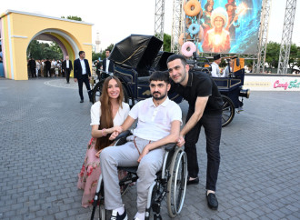 Leyla Əliyeva və Arzu Əliyeva “CandyFest” yay festivalını ziyarət edib və “Sehrli mirvari” su sirki şousunu izləyiblər