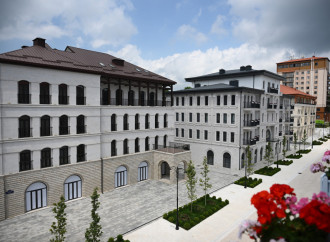 Prezident İlham Əliyev Şuşanın Qarabağ küçəsində dövlət-özəl tərəfdaşlığı çərçivəsində həyata keçirilmiş işlərlə tanış olub