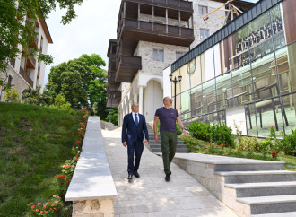 Prezident İlham Əliyev Şuşanın Qarabağ küçəsində dövlət-özəl tərəfdaşlığı çərçivəsində həyata keçirilmiş işlərlə tanış olub