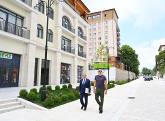 Prezident İlham Əliyev Şuşanın Qarabağ küçəsində dövlət-özəl tərəfdaşlığı çərçivəsində həyata keçirilmiş işlərlə tanış olub