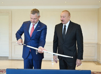 Prezident İlham Əliyev və Peter Pelleqrini bir-birinə xatirə hədiyyələri təqdim ediblər