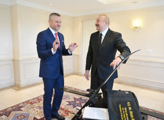 Prezident İlham Əliyev və Peter Pelleqrini bir-birinə xatirə hədiyyələri təqdim ediblər