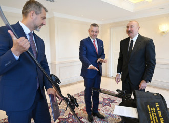 Prezident İlham Əliyev və Peter Pelleqrini bir-birinə xatirə hədiyyələri təqdim ediblər