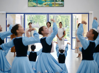 Birinci xanım Mehriban Əliyeva Çolpon-Ata şəhərində “Altın-Balalık” sağlamlıq və reabilitasiya mərkəzi ilə tanış olub