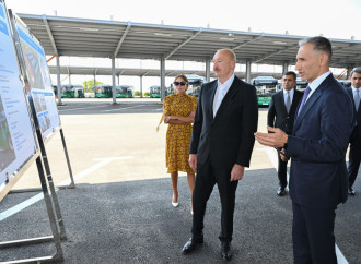 Prezident İlham Əliyev və Birinci xanım Mehriban Əliyeva Naxçıvanda elektrik mühərrikli yeni avtobuslara baxıb, dəmir yolu infrastrukturunda aparılan yenidənqurma işləri ilə tanış olub