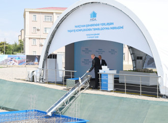 Prezident İlham Əliyev Naxçıvan şəhərində sosial evlər kompleksinin təməlini qoyub