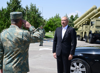 Prezident İlham Əliyev Əlahiddə Ümumqoşun Orduda yeni yaradılan komando hərbi hissələrinə Döyüş bayraqlarının verilməsi mərasimində iştirak edib