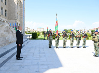 Prezident İlham Əliyev Əlahiddə Ümumqoşun Orduda yeni yaradılan komando hərbi hissələrinə Döyüş bayraqlarının verilməsi mərasimində iştirak edib